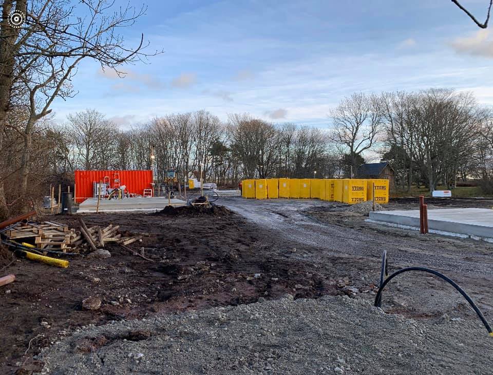 En tidig morgon ute på Fårö ser vi hur vårt projekt växer upp ifrån marken. Vi... 2