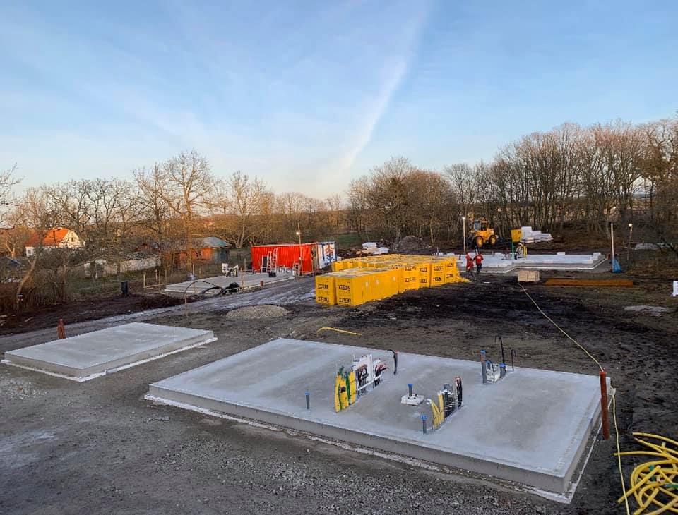 En tidig morgon ute på Fårö ser vi hur vårt projekt växer upp ifrån marken. Vi... 4